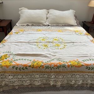 Vintage Linen Crewelwork Bedspread 76”x 60”